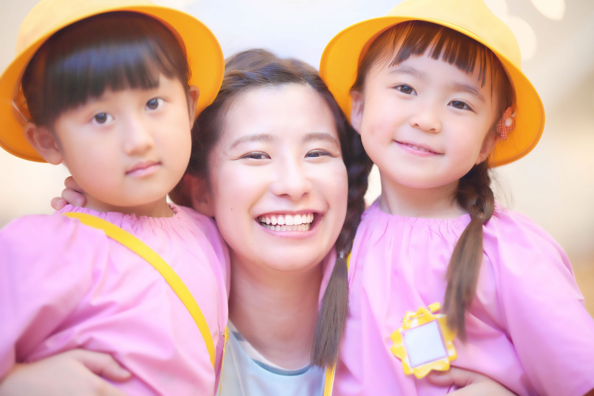 保育室で過ごす子どもたち